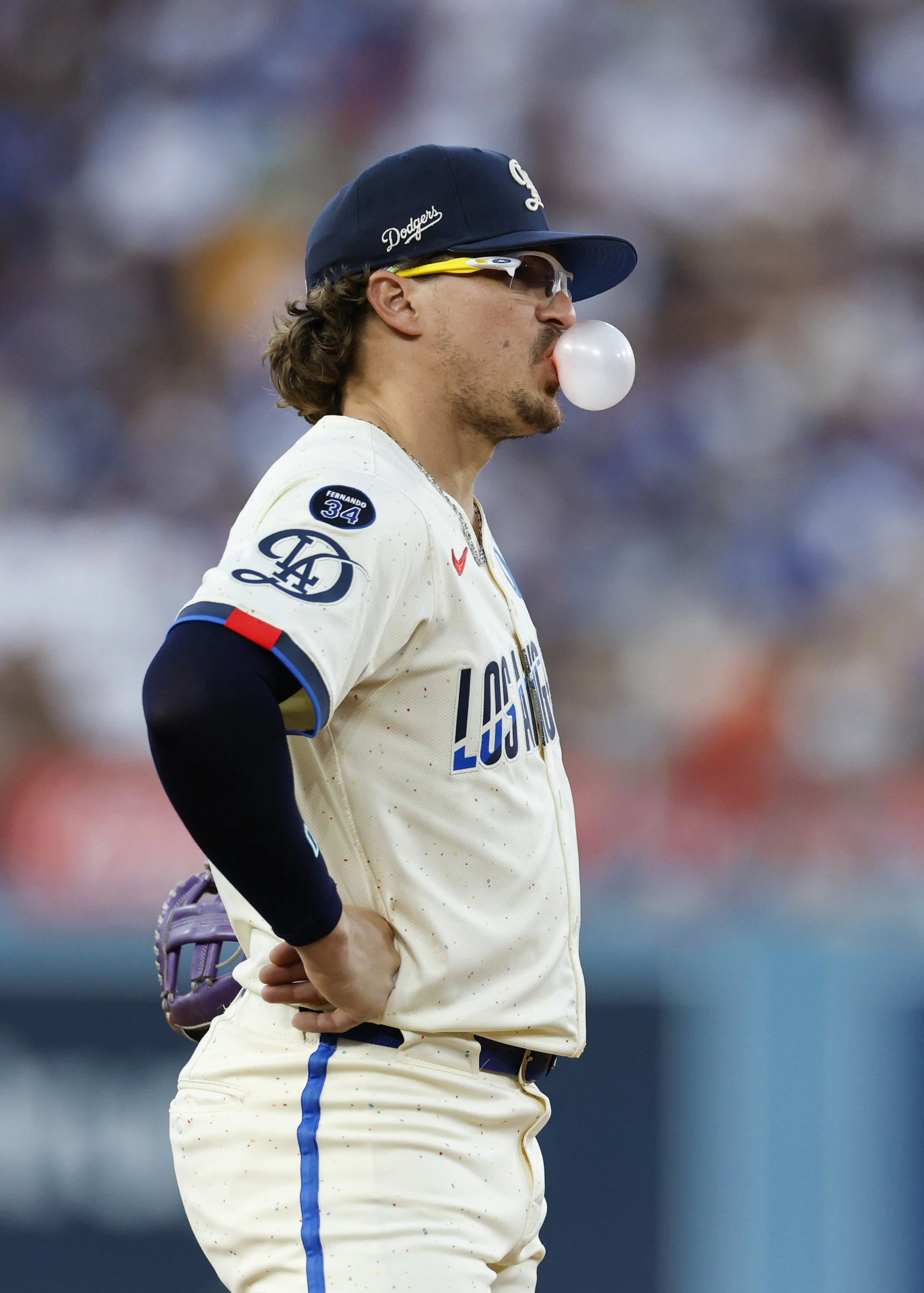  Los Angeles Dodgers third base Kike Hernández (8) blows bubbles at the top of the 4th at the game between the Arizona Diamondbacks and the Los Angeles Dodgers at Dodger Stadium on Saturday, Aug. 30, 2025 in Los Angeles, Calif. 