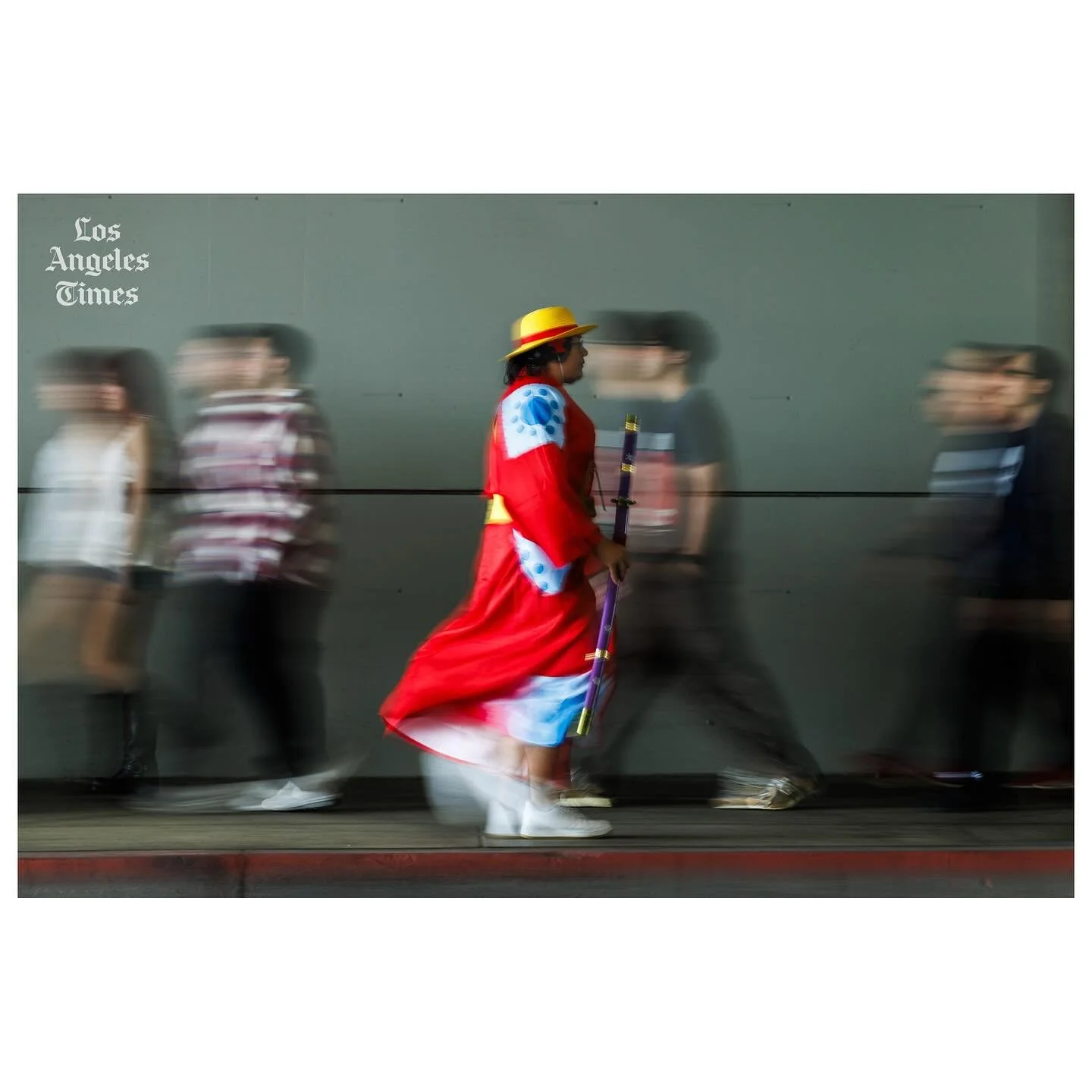 Comic Con conning in full force with a Luffy cosplayer. 

@latimes

#anime #comicon #comic #onepiece #street