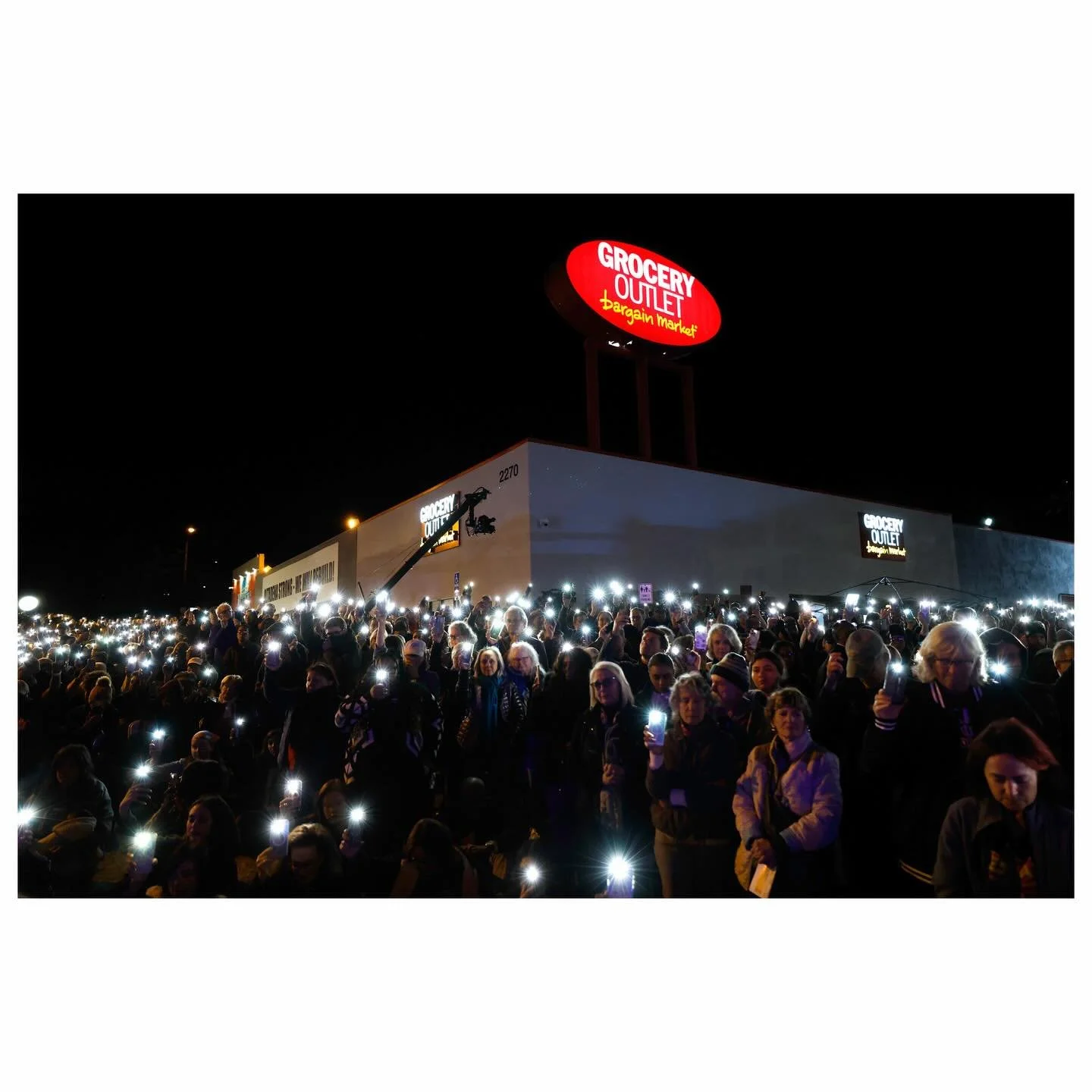 On the first anniversary of the Eaton fire, members of the Altadena community gathered at the Grocery Outlet and Fair Oaks burger to honor victims and come together in solidarity as the city continues to recover. 

@latimes 

#news #photojournalism #