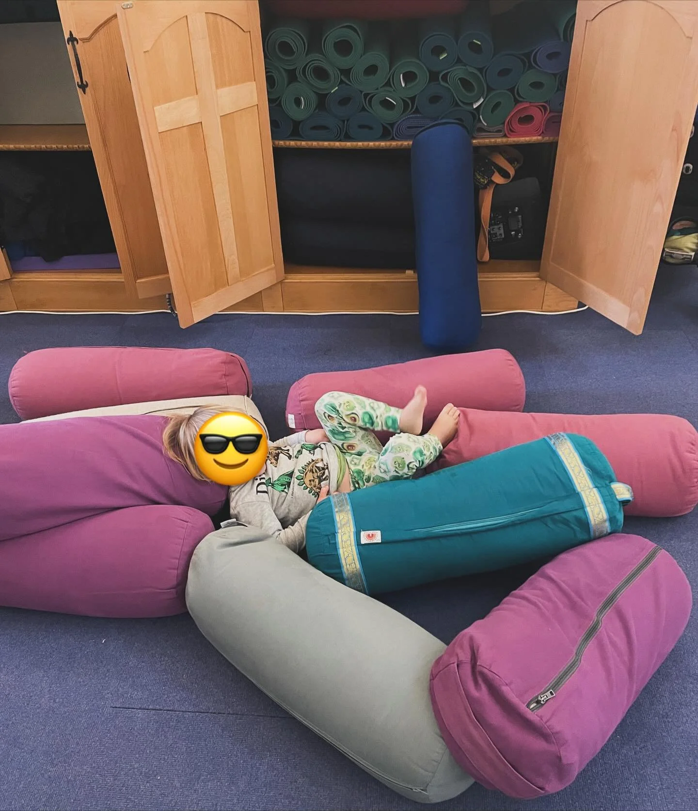 I had a little help packing up after Friday’s Postnatal Yoga with Babies class in Walthamstow. Thankfully, their dad showed up just before class or the entire thing might have looked a bit like this.
Solidarity to everyone juggling autumn illn
