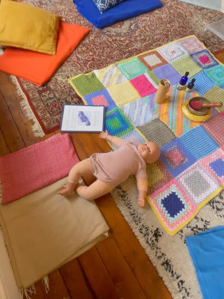 Setting up for baby massage this morning, and this week&rsquo;s sweet treat vegan banana and dark chocolate muffins. (Not a patch on @weirdough__bakery&rsquo;s but my attempt!)

Two gorgeous groups of six families are coming for baby massage circles 