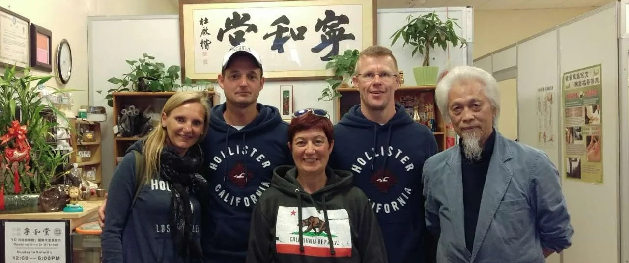 来自德国的游客来到《宁和堂》,介绍了他们是中国武术的爱好者,正在练习咏春拳。了解到在中国练功夫就要懂得用中药治疗受伤和肿痛,得到了李师傅的介绍十分感激,主动要求合照留念。临行,采购了《宁和堂》跌打膏药和跌打酒的浸酒药材。