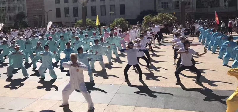 世界健身气功日在旧金山市联合广场举行,《宁和堂医武养生馆》在演练健身气功。