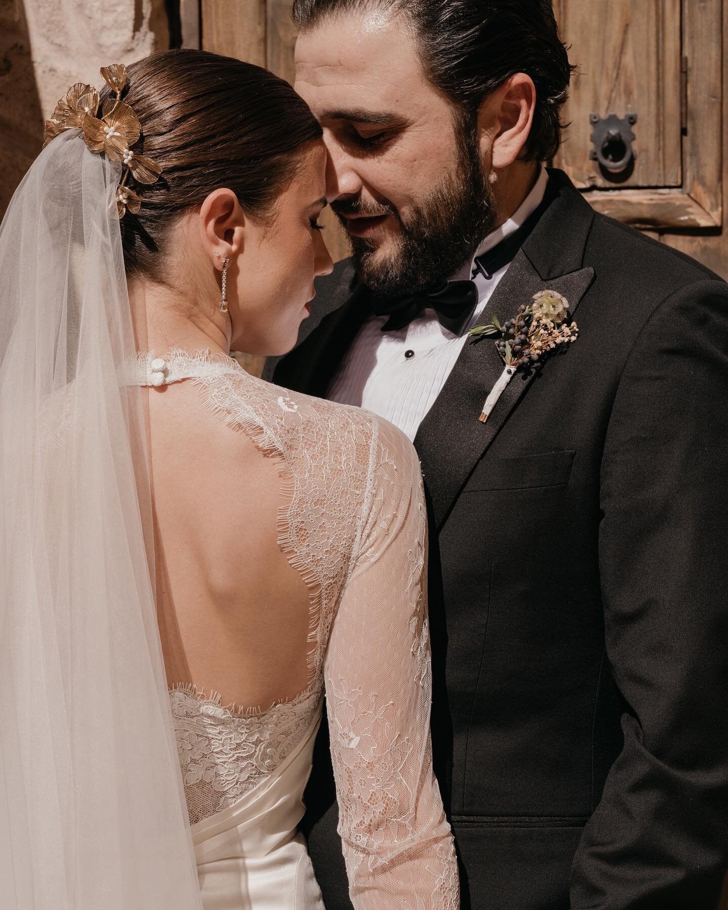 Carolina in our drop veil tul seda and long sleeve ivory chantilly lace bridal bolero top with high neck and scallop open back.  Tocado Flores doradas disponible @mariabonitabymaria