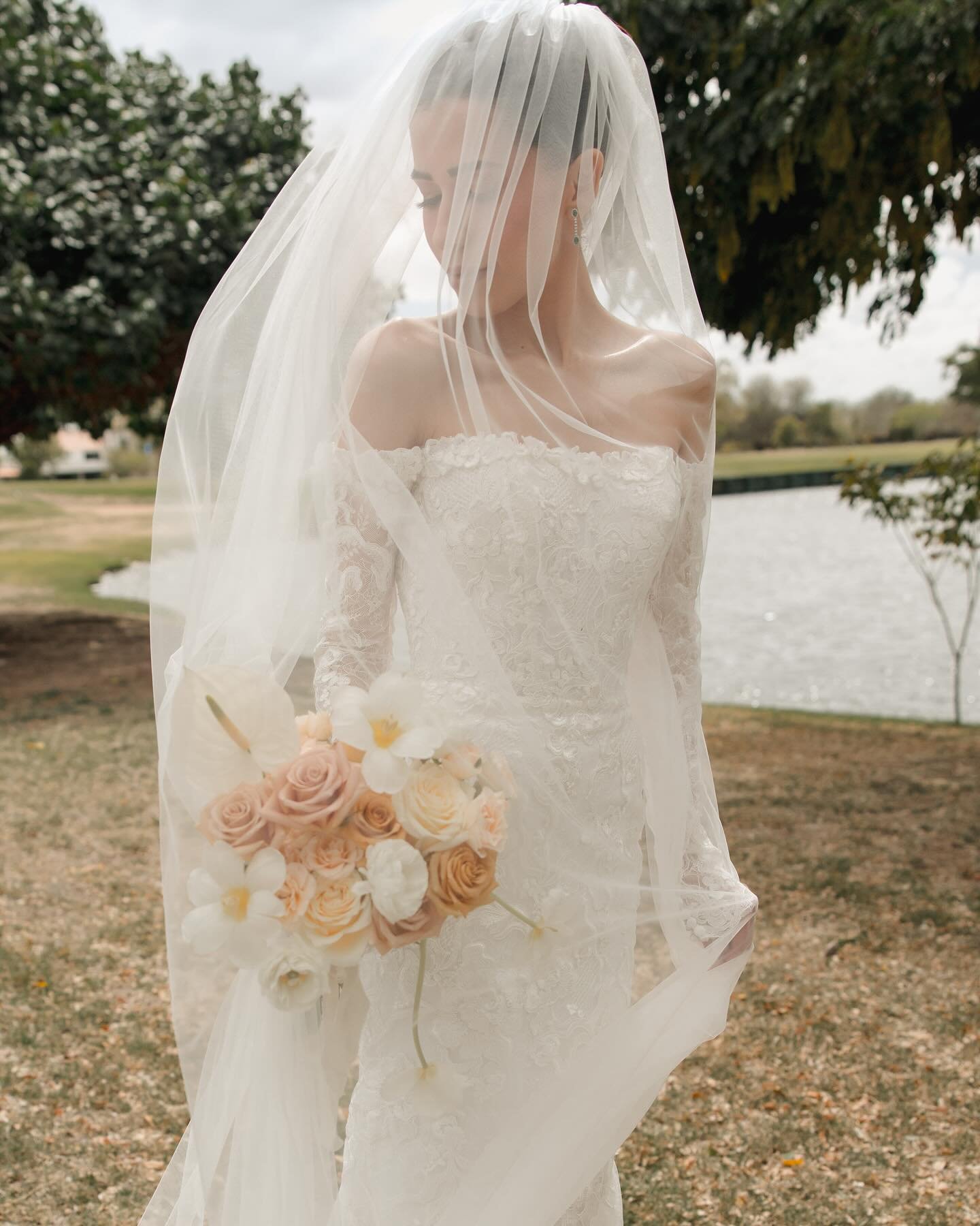 Daniela in our Cathedral Single tier / Tul Seda / Ivory wedding veil
.
Hair @jaelsalomonhair
Photo @yazminfelixfoto
Makeup @ianbrito.art
Ramo @ivanafloreslarr