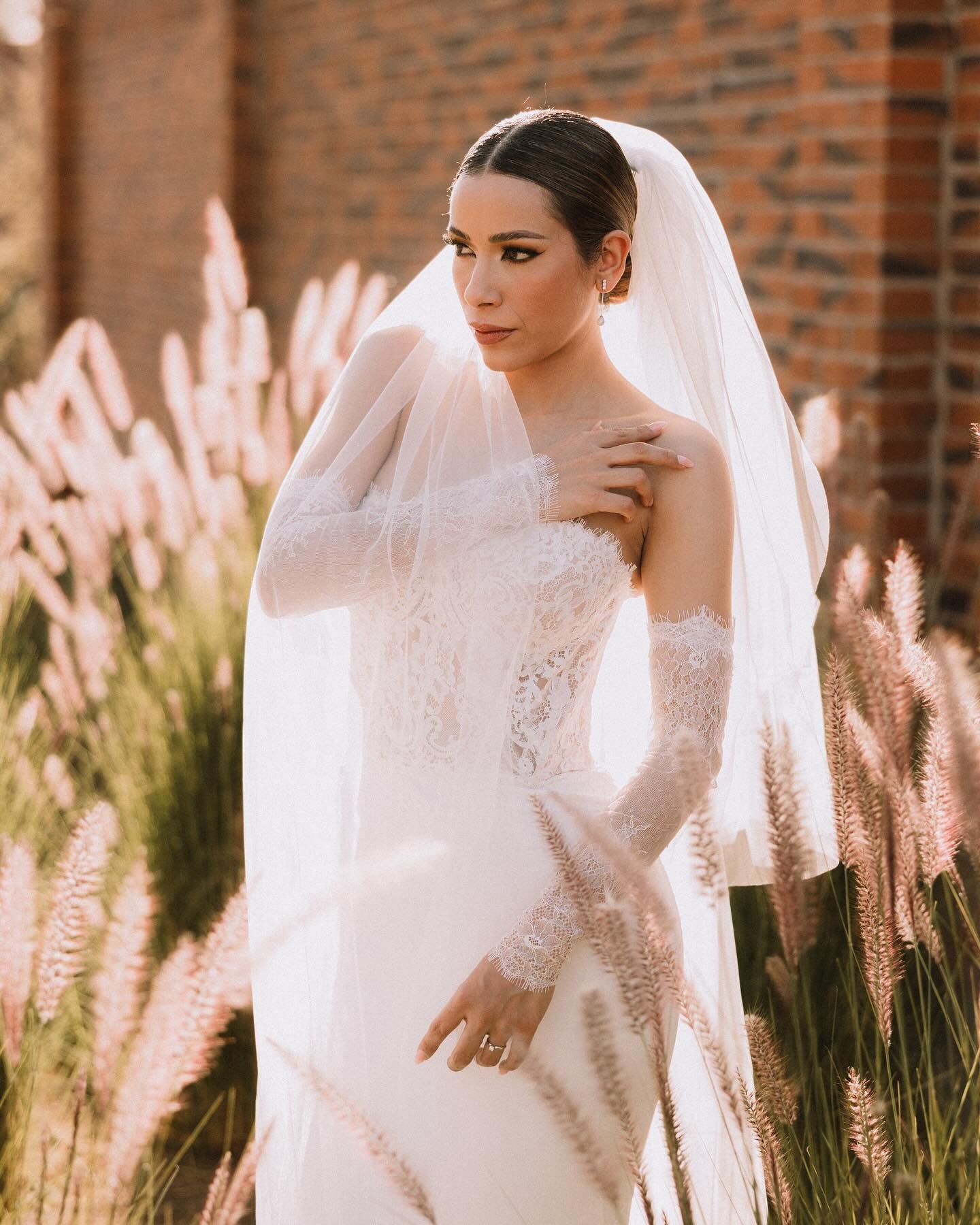 Natasha in our Cathedral Two tier / Tulle Liso / Ivory / wedding veil and Chantilly Sleeves
.
Foto @marcocarpiowp