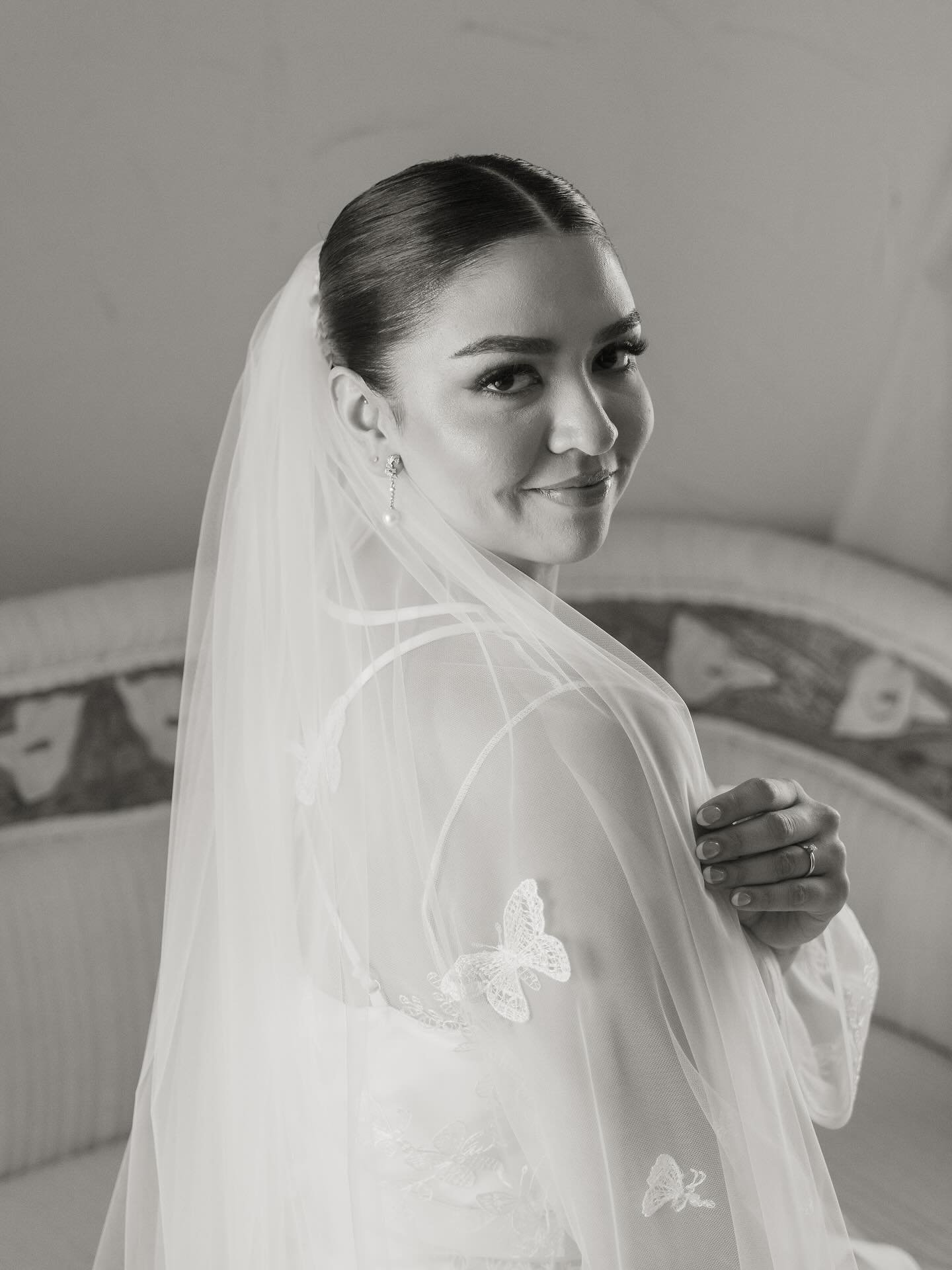 Michelle en nuestro Cathedral Single tier / Tul Seda / Ivory / wedding veil &amp; Maxi robe mariposas set 
.
Foto @reginabejaranophotography