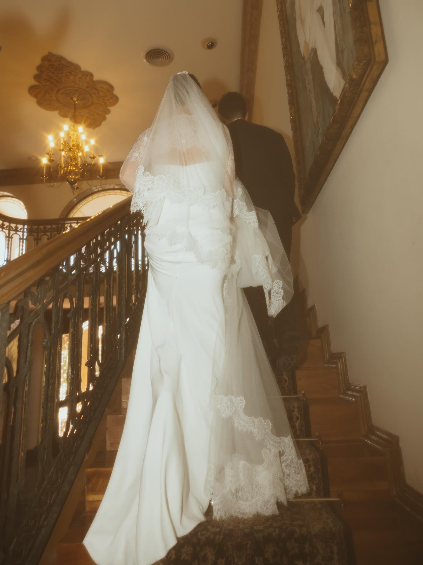 Argentina in our Lace edged Drop veil / Tul Seda / Ivory / wedding veil &amp; Bolero top. 
.
Foto @byemilianorm
