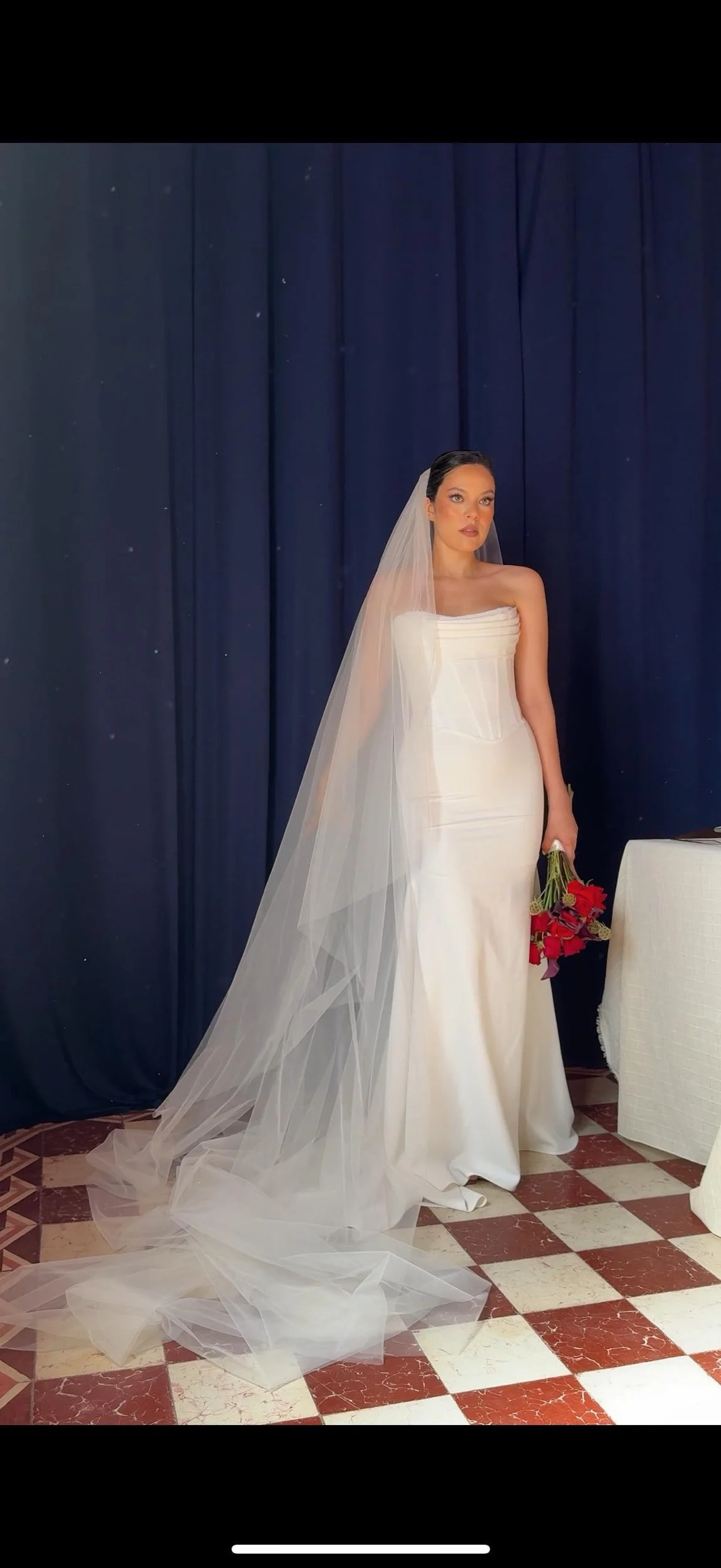 Single tier tul liso ESCAROLEADO