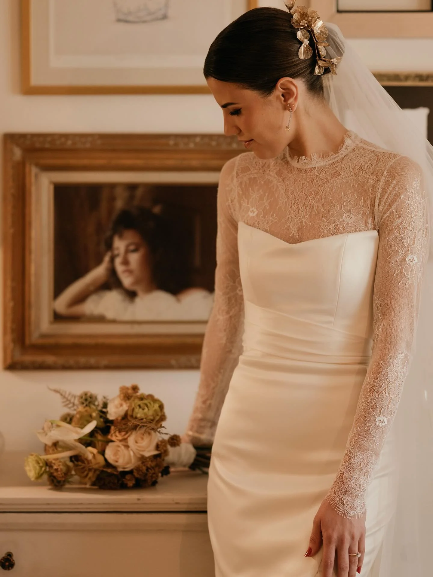 Carolina long sleeve ivory chantilly lace bridal bolero top with high neck and scallop open back &hellip; dale un toque diferente a tu vestido con esta pieza especial.
.
Foro @valcettiphotography 
Makeup @ianbrito.art
