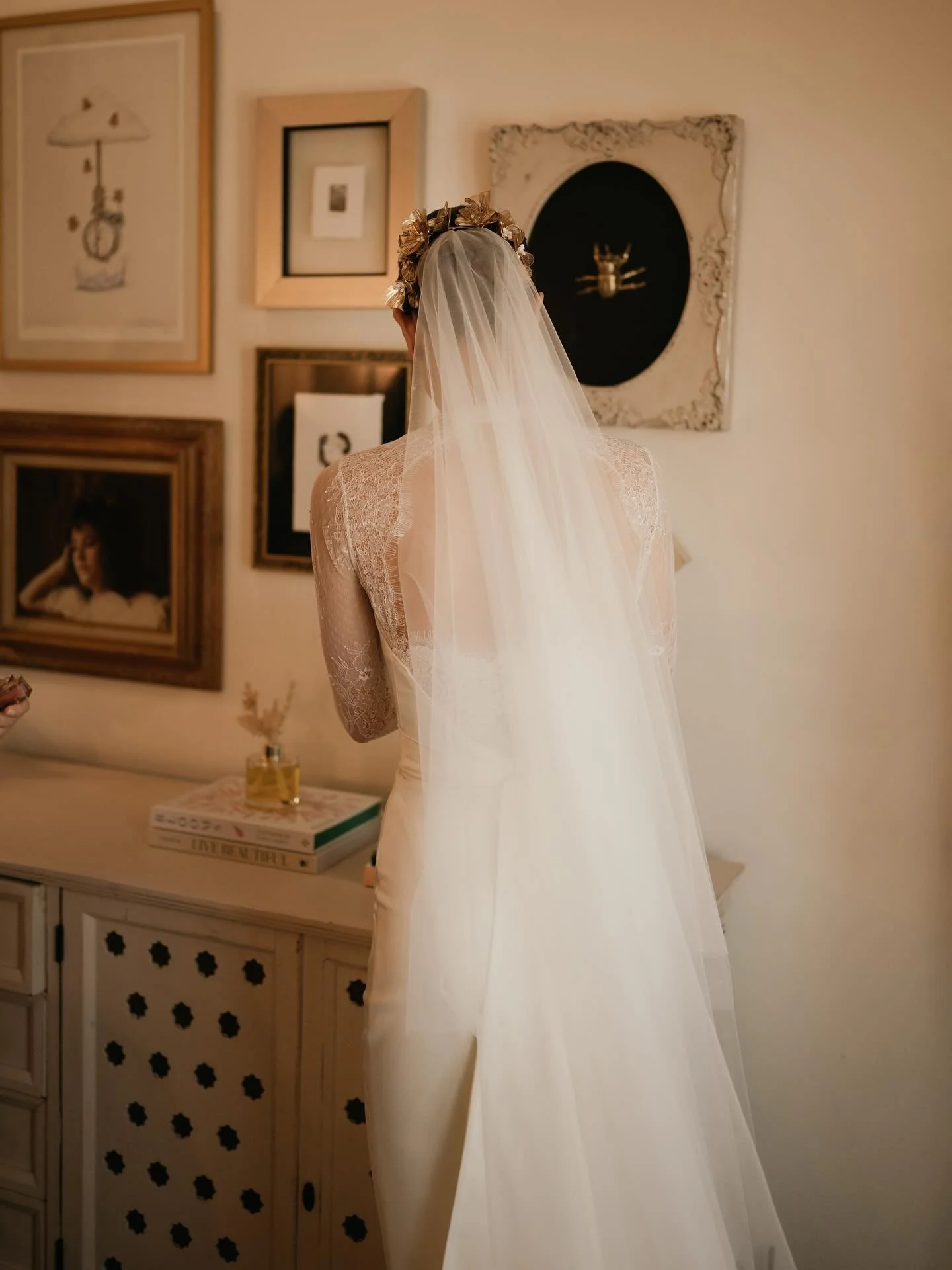 Drop Veil 🤍 de nuestras opciones favoritas! Un drop veil es un velo de novia hecho de una sola pieza circular de tul.
Es el velo menos complejo disponible para las futuras novias.

Simple pero elegante, con aspecto ligeramente vintage, su simplicida