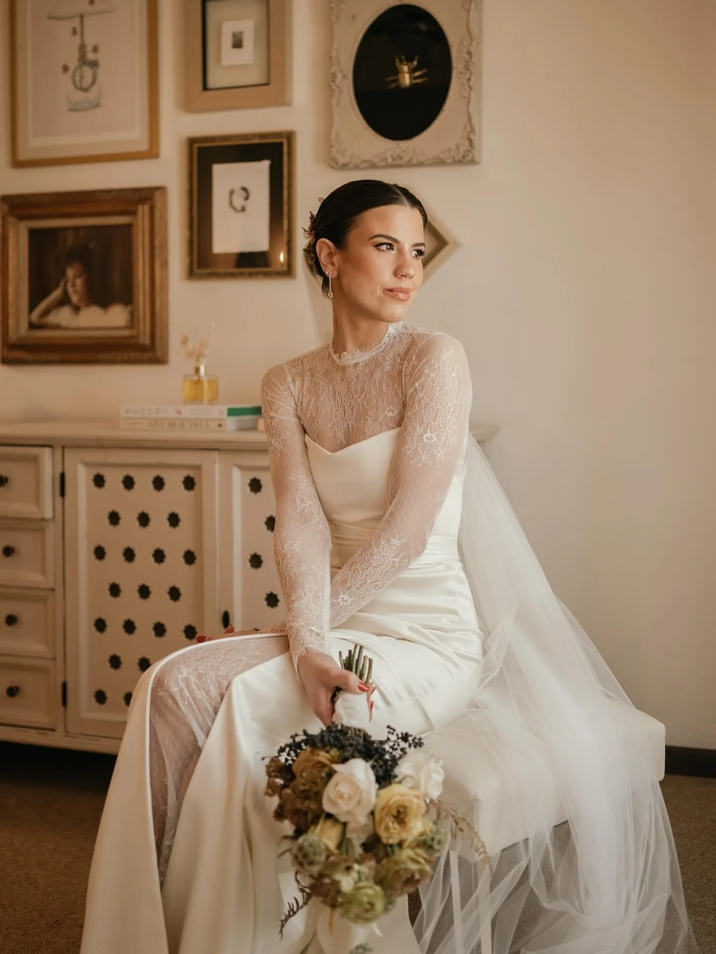 Carolina en nuestro Drop veil / Tul Seda / Ivory velo de novia y Bolero top.
.
Foro @valcettiphotography
Makeup @ianbrito.art