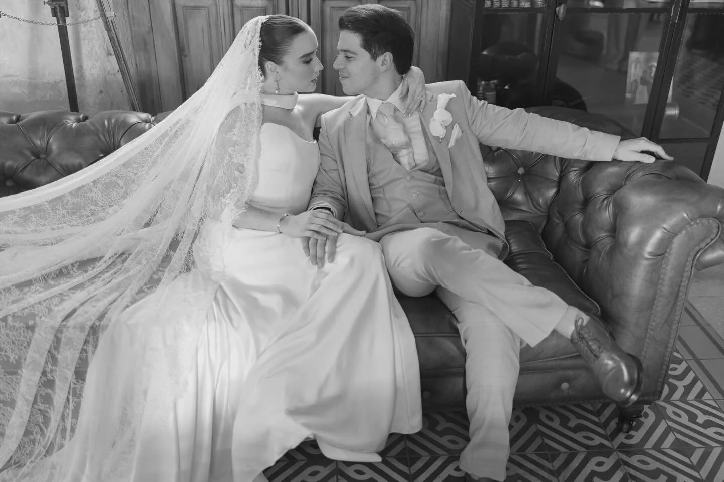 Lore in our Mantilla &ldquo;Antonella&rdquo; lace wedding veil
.
Foto @ivanylucrecia