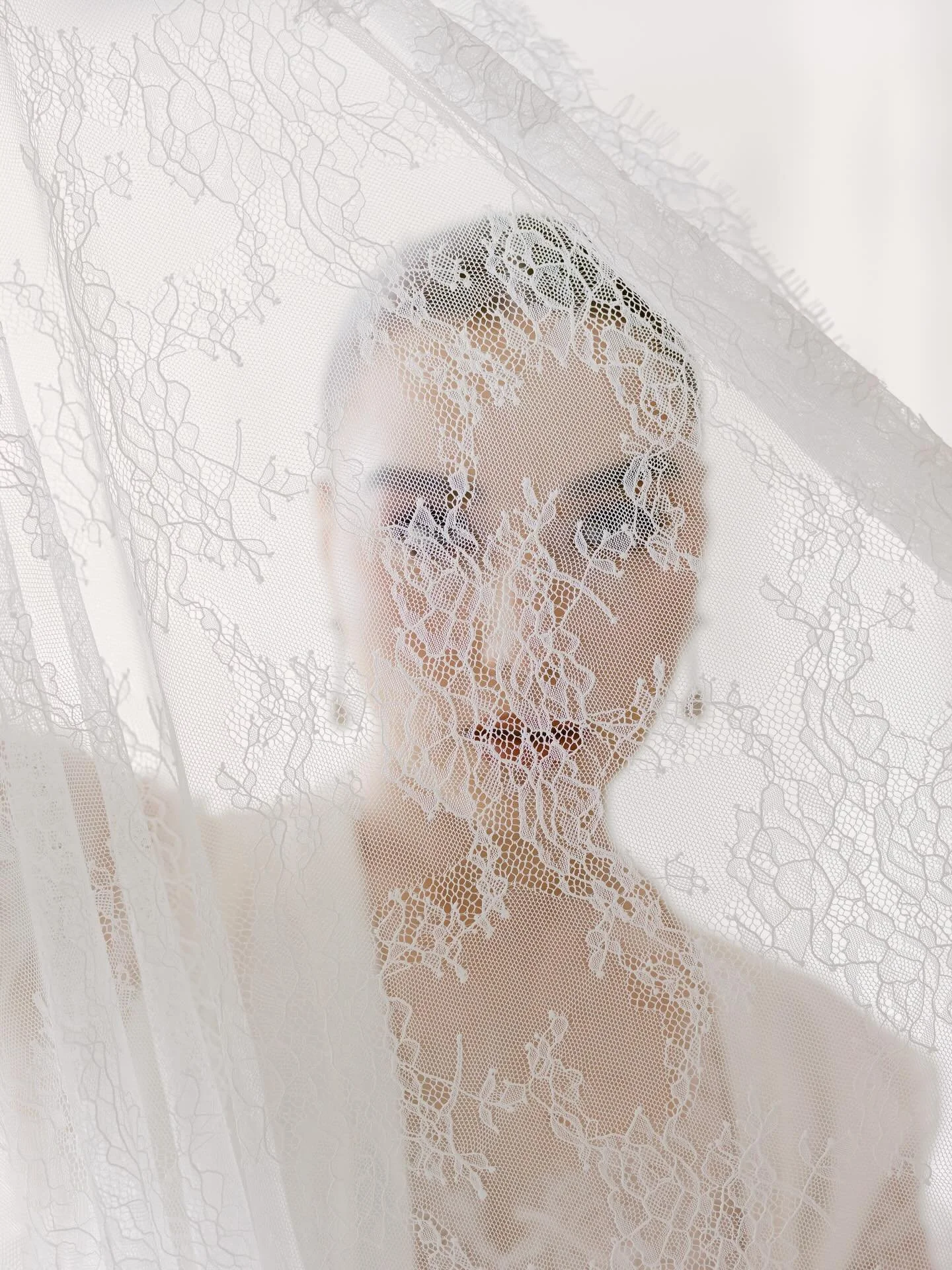 Lore in our Mantilla &ldquo;Antonella&rdquo; lace wedding veil
.
Foto @ivanylucrecia