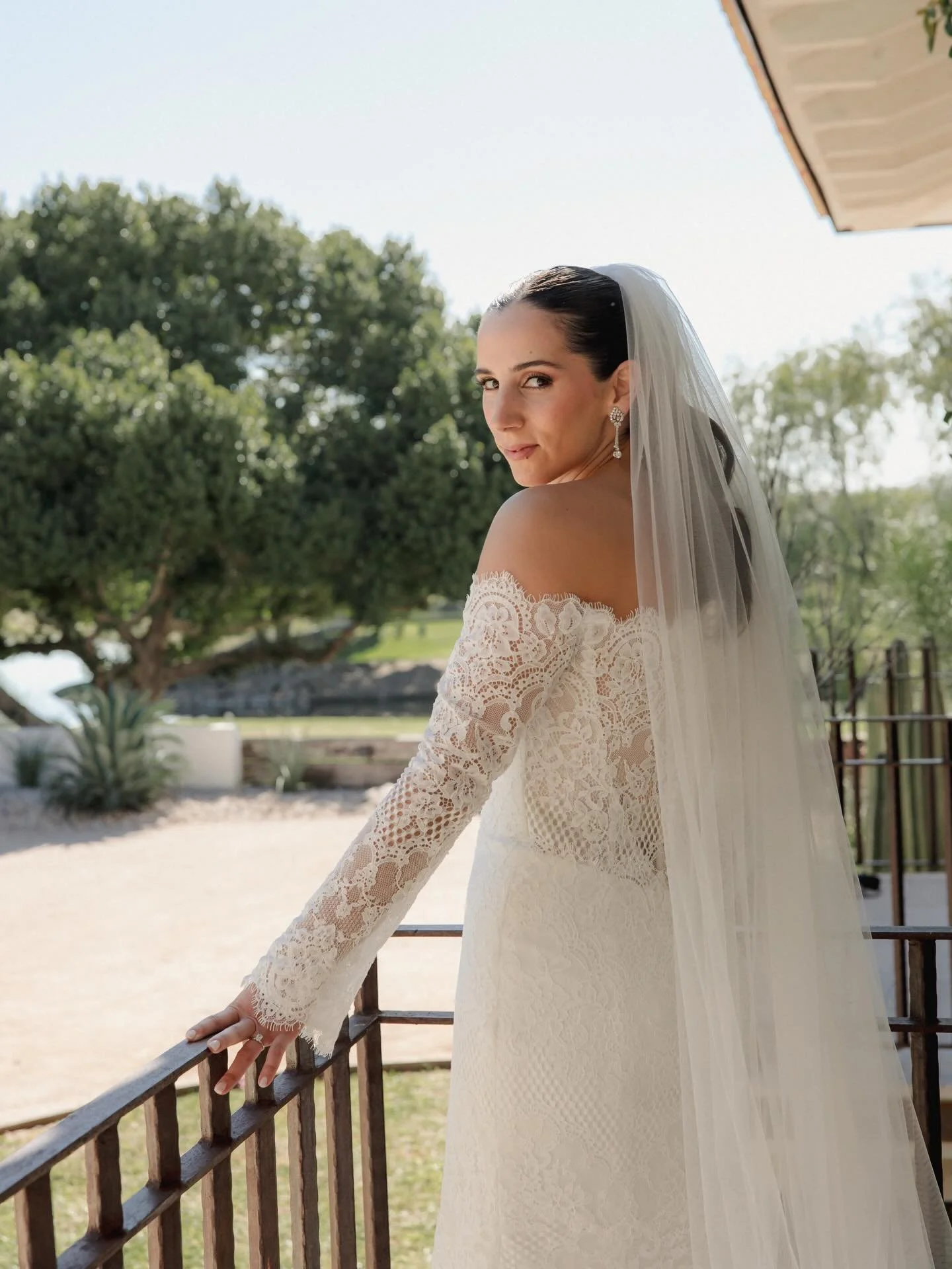Gabriela in our Cathedral Single tier / Tul Bon / Ivory wedding veil
.
Foto&nbsp;@yazminfelixfoto
