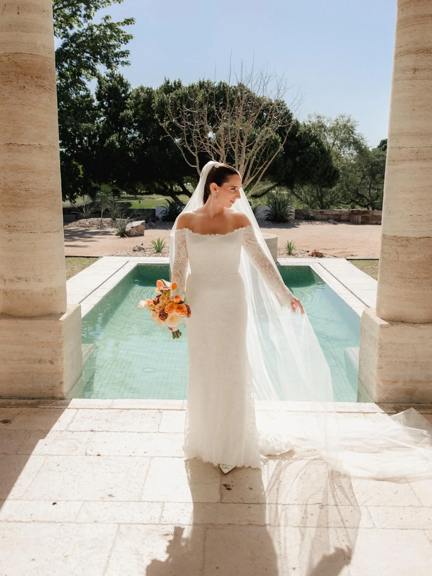 Gabriela in our Cathedral Single tier / Tul Bon / Ivory wedding veil
.
Foto&nbsp;@yazminfelixfoto