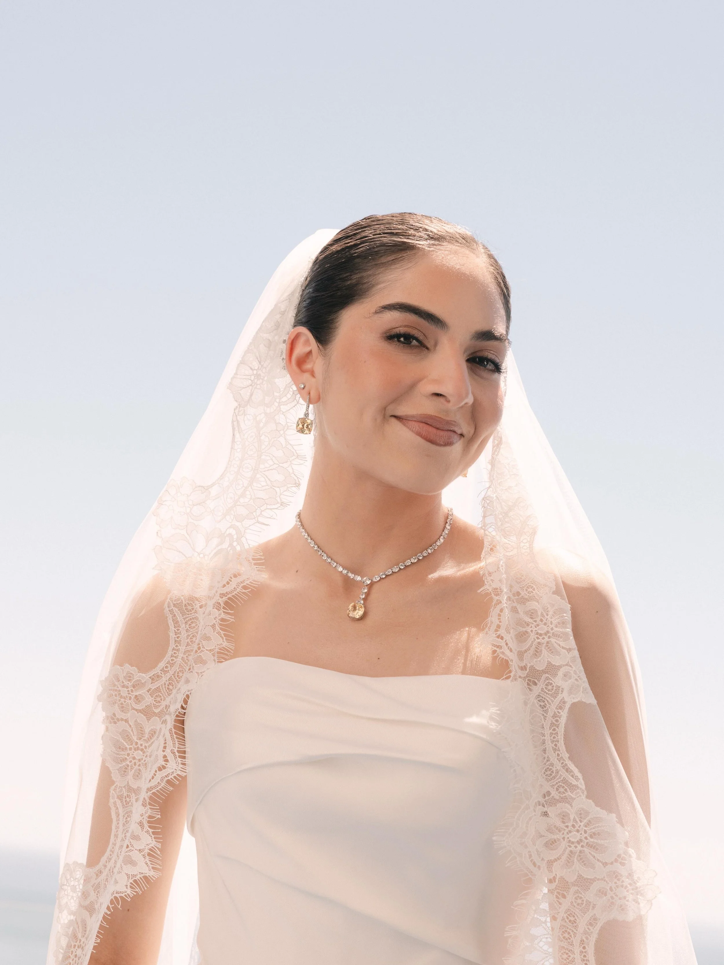 Ana in our Cathedral Lace edged / Single tier / Tul Liso / Ivory wedding veil
.
Foto&nbsp;@ricordi.mx