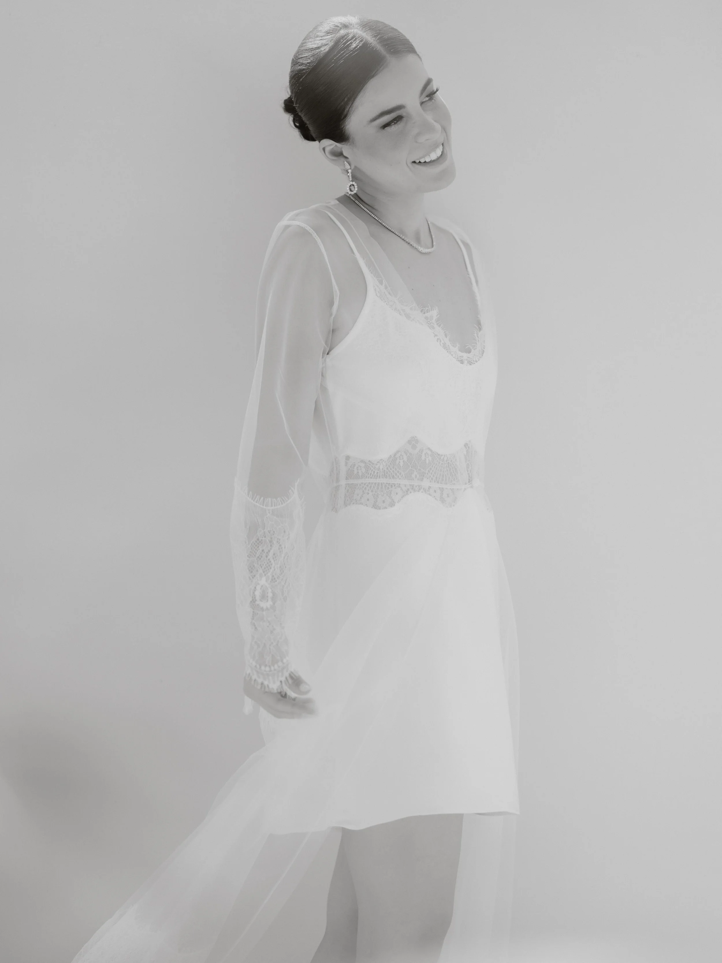 Barbara en nuestro getting ready maxi tul &ldquo;Isabel&rdquo; robe &amp; camis&oacute;n &ldquo;Diana&rdquo;
.
Foto @valcettiphotography