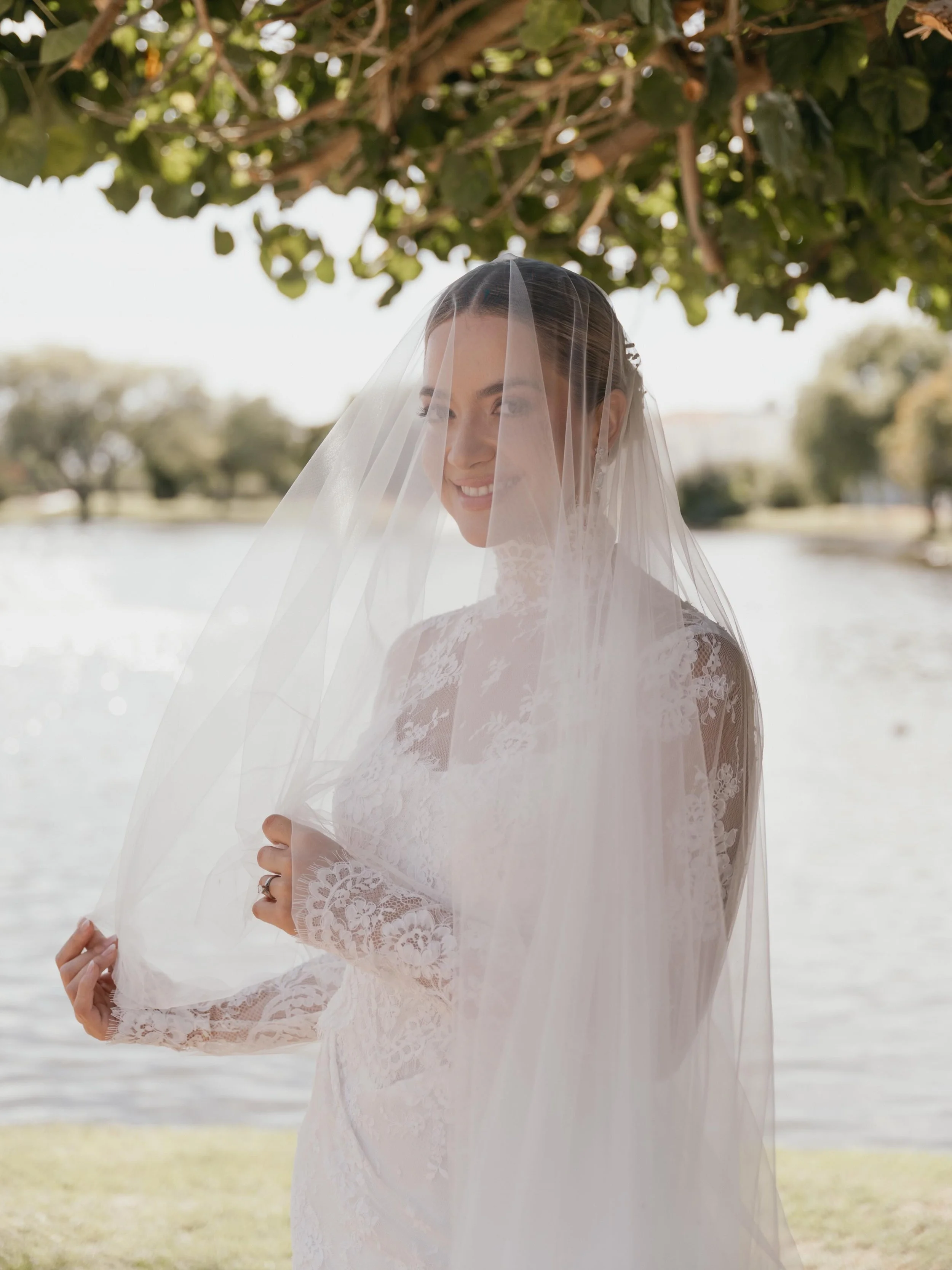 Cecilia  in our Drop veil / 100~300 cm / Tul Seda / Ivory / wedding veil
.
Foto&nbsp;@valcettiphotography