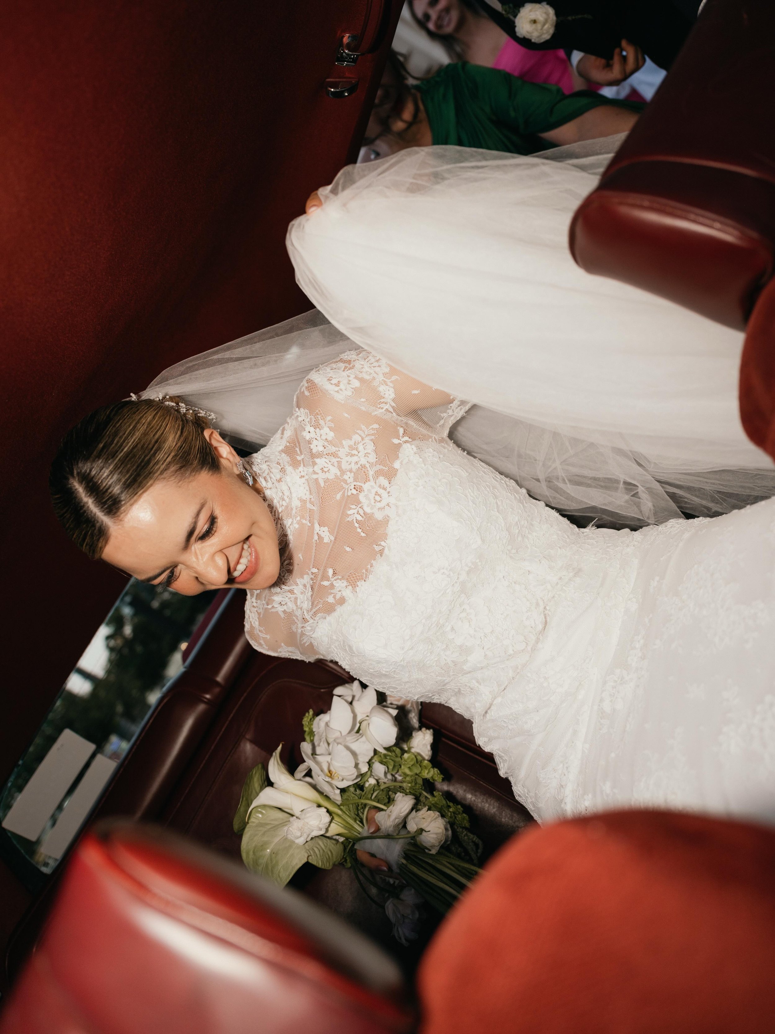 Cecilia  in our Drop veil / 100~300 cm / Tul Seda / Ivory / wedding veil
.
Foto&nbsp;@valcettiphotography
