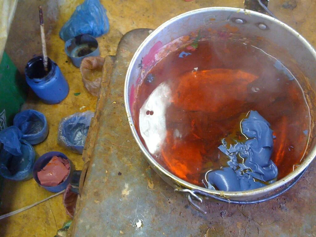 07 mopamopa_cocinando_resina_tinturada.jpg