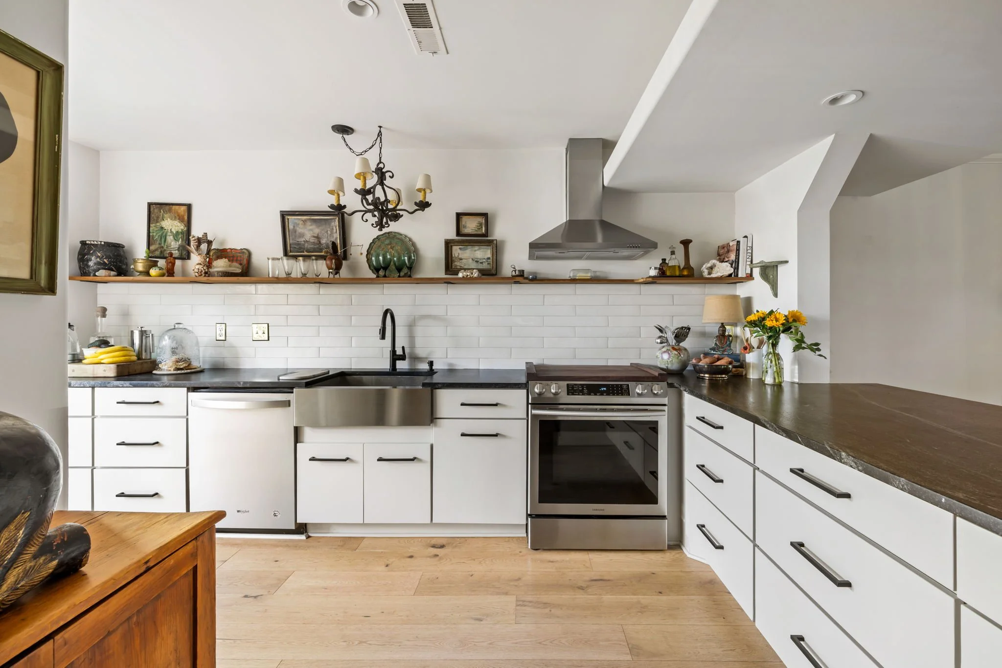 6-web-or-mls-1303 Ventura Pl - Coastal RE Photo-5.jpg