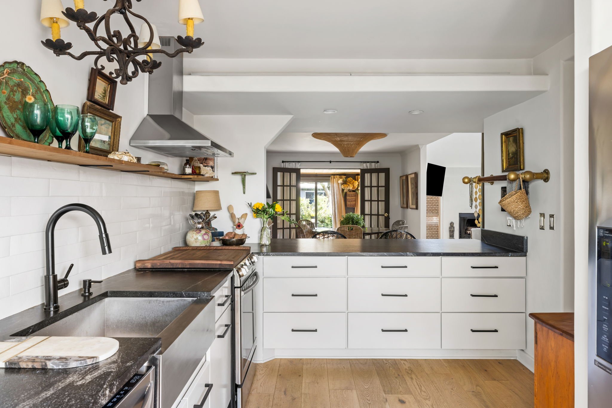 7-web-or-mls-1303 Ventura Pl - Coastal RE Photo-7.jpg