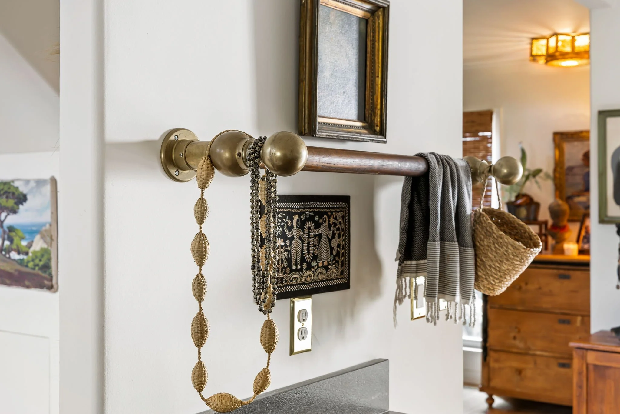 8-web-or-mls-1303 Ventura Pl - Coastal RE Photo-8.jpg