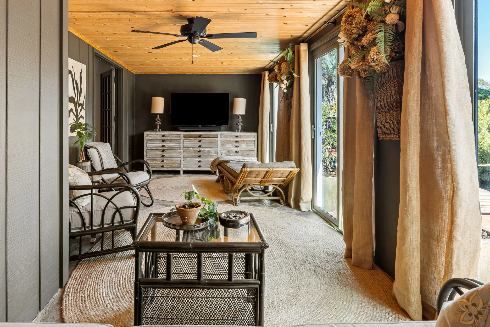 12-web-or-mls-1303 Ventura Pl - Coastal RE Photo-2.jpg