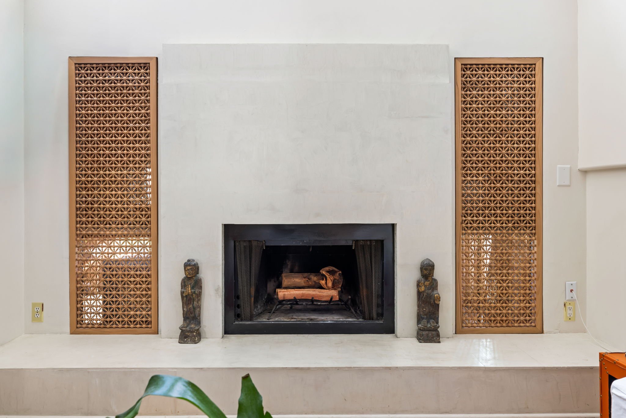 14-web-or-mls-1303 Ventura Pl - Coastal RE Photo-10.jpg