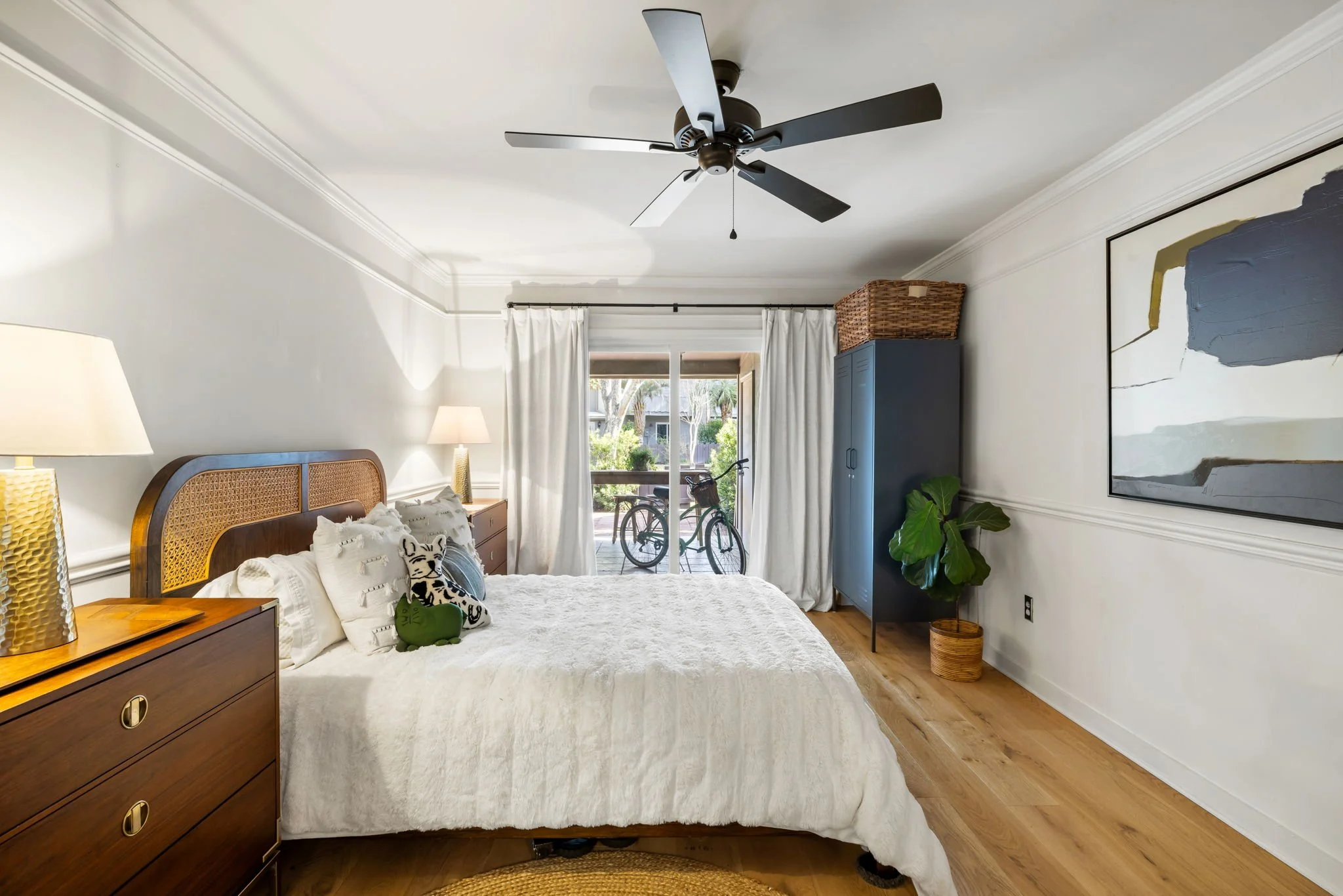 16-web-or-mls-1303 Ventura Pl - Coastal RE Photo-12.jpg