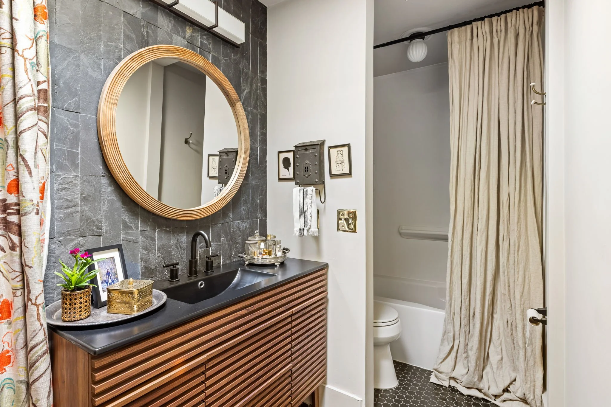 21-web-or-mls-1303 Ventura Pl - Coastal RE Photo-17.jpg