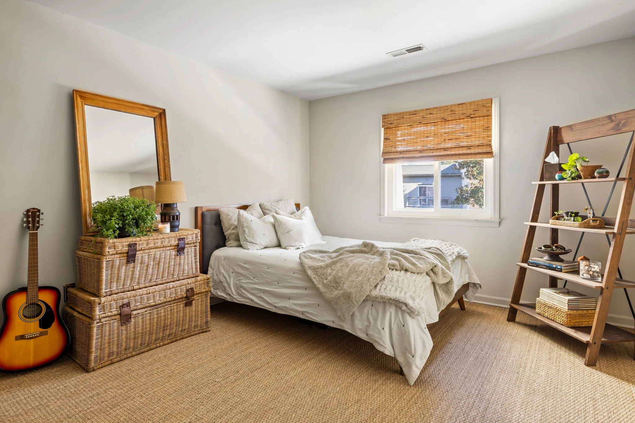 26-web-or-mls-1303 Ventura Pl - Coastal RE Photo-24.jpg