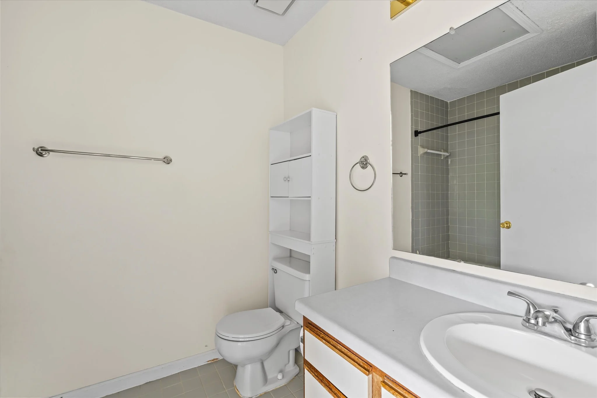 15-Bathroom 1.jpg