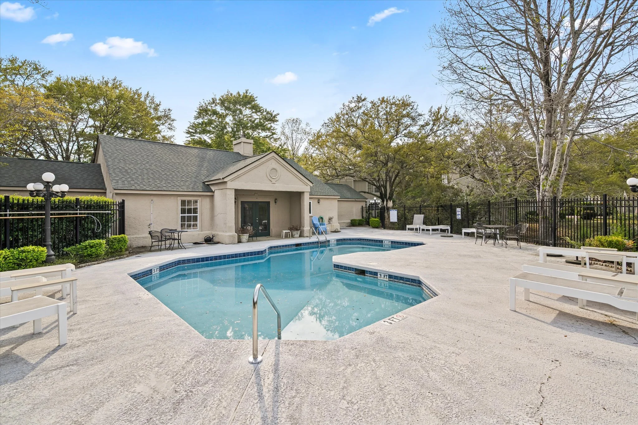 19-Community Pool 1.jpg