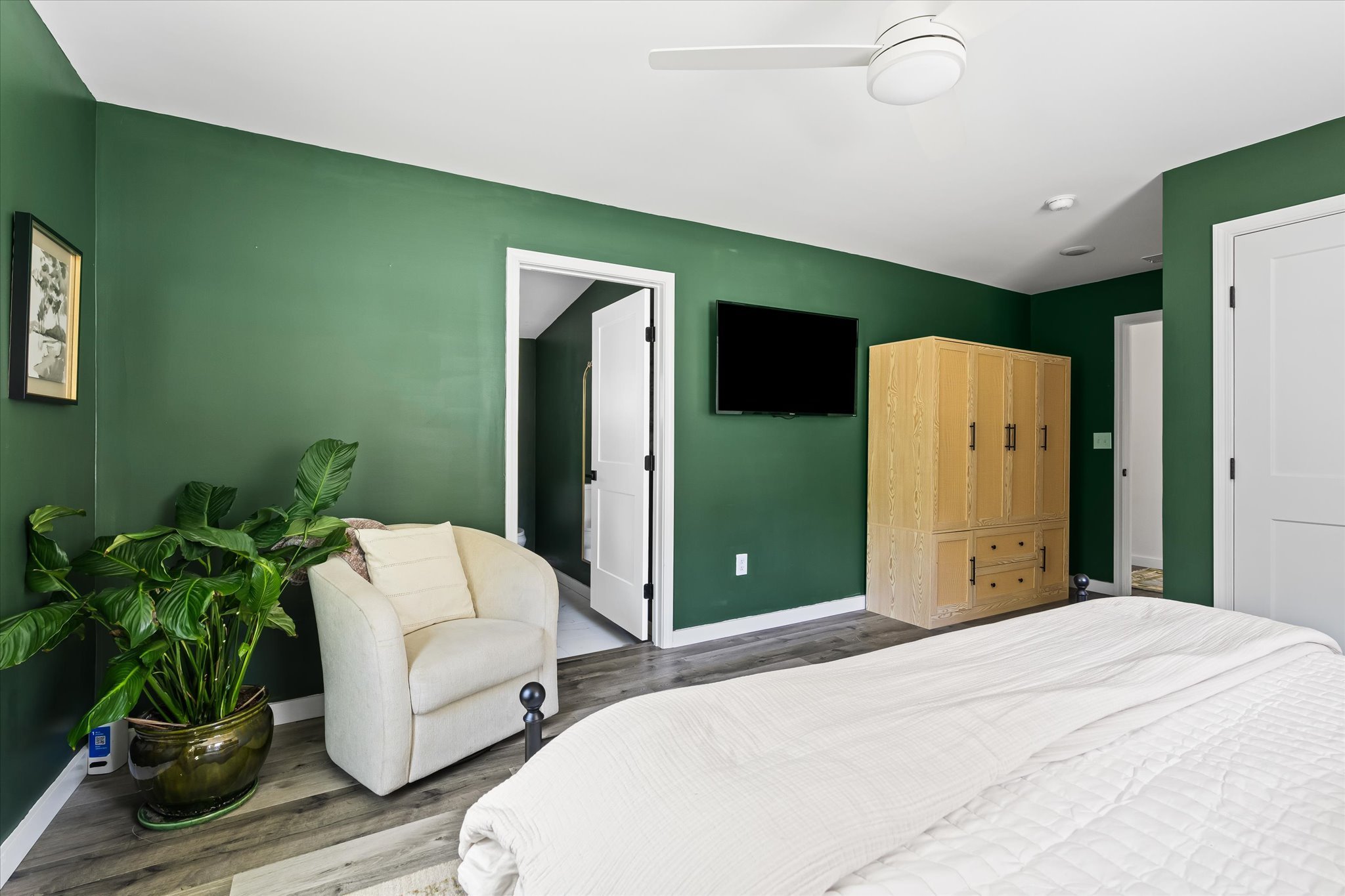 13-Master Bedroom.jpg