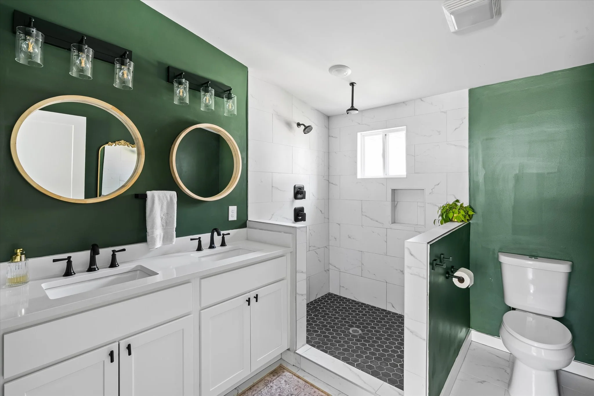 14-Master Bathroom.jpg