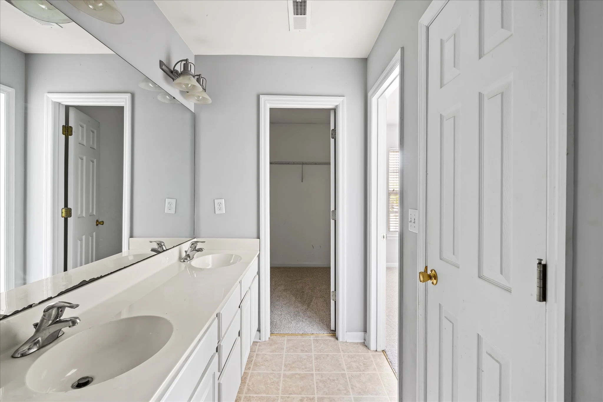 13-Master Bathroom.jpg
