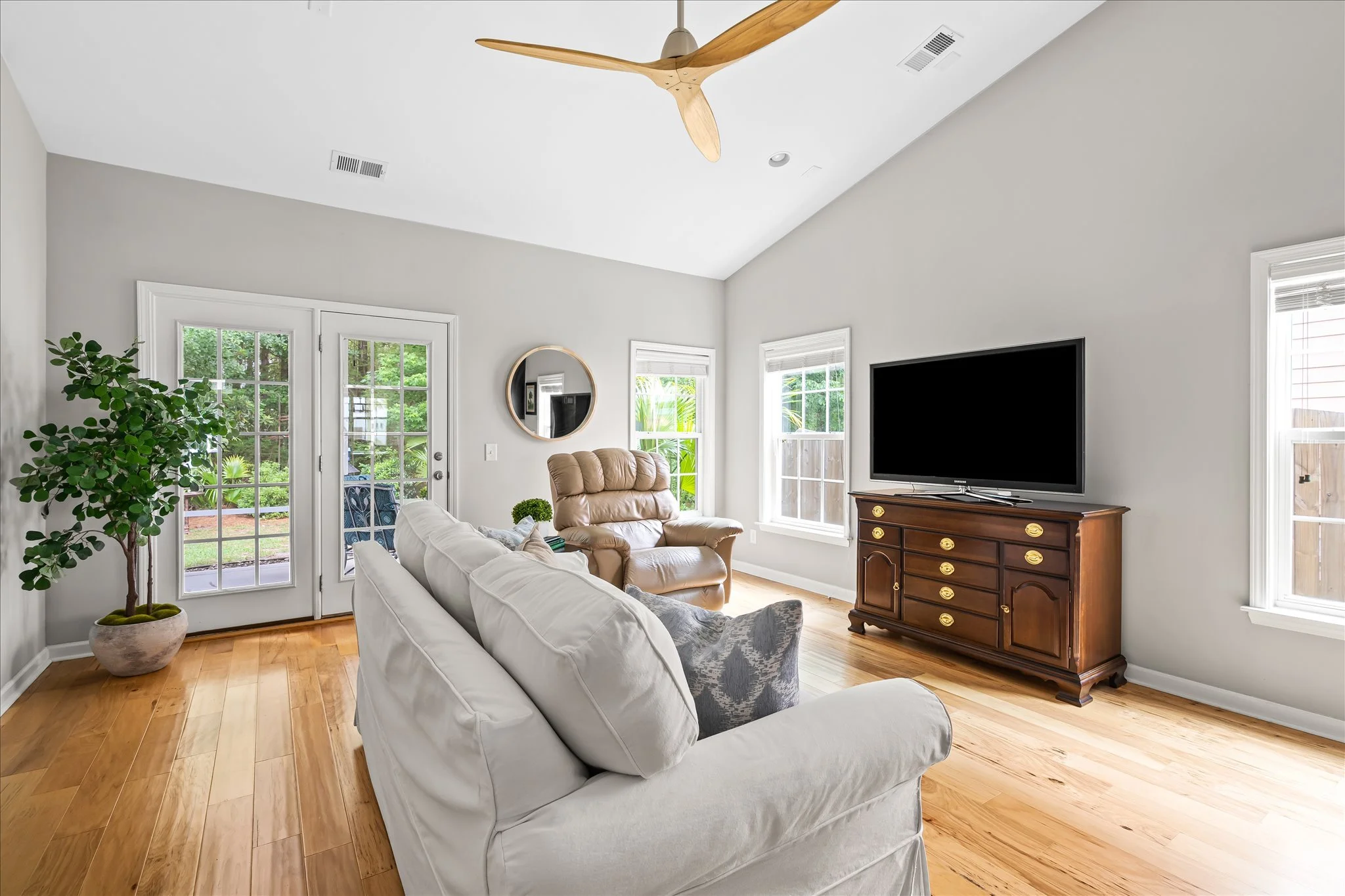4 Living Room.jpg