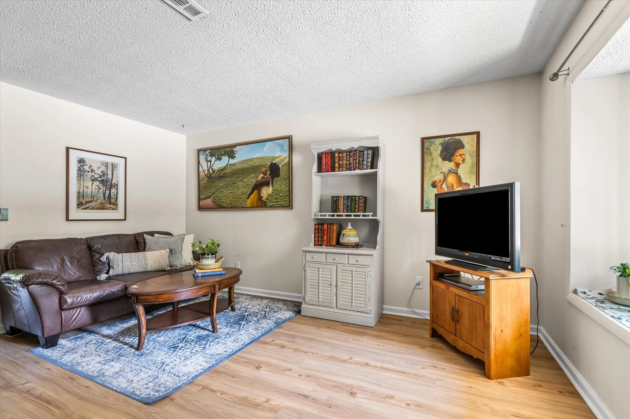 2 Living Room.jpg