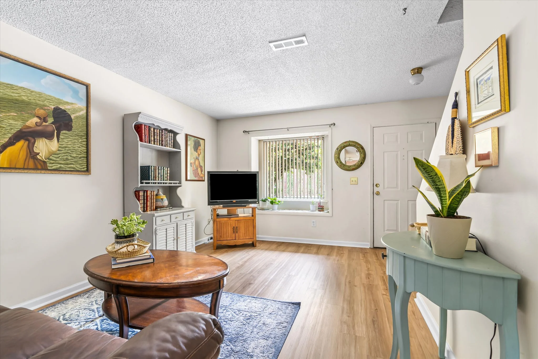 02-Living Room.jpg
