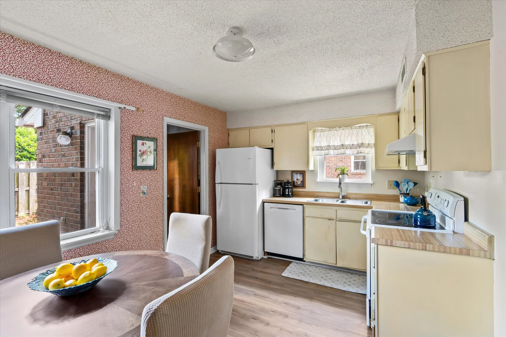 4 Kitchen.jpg