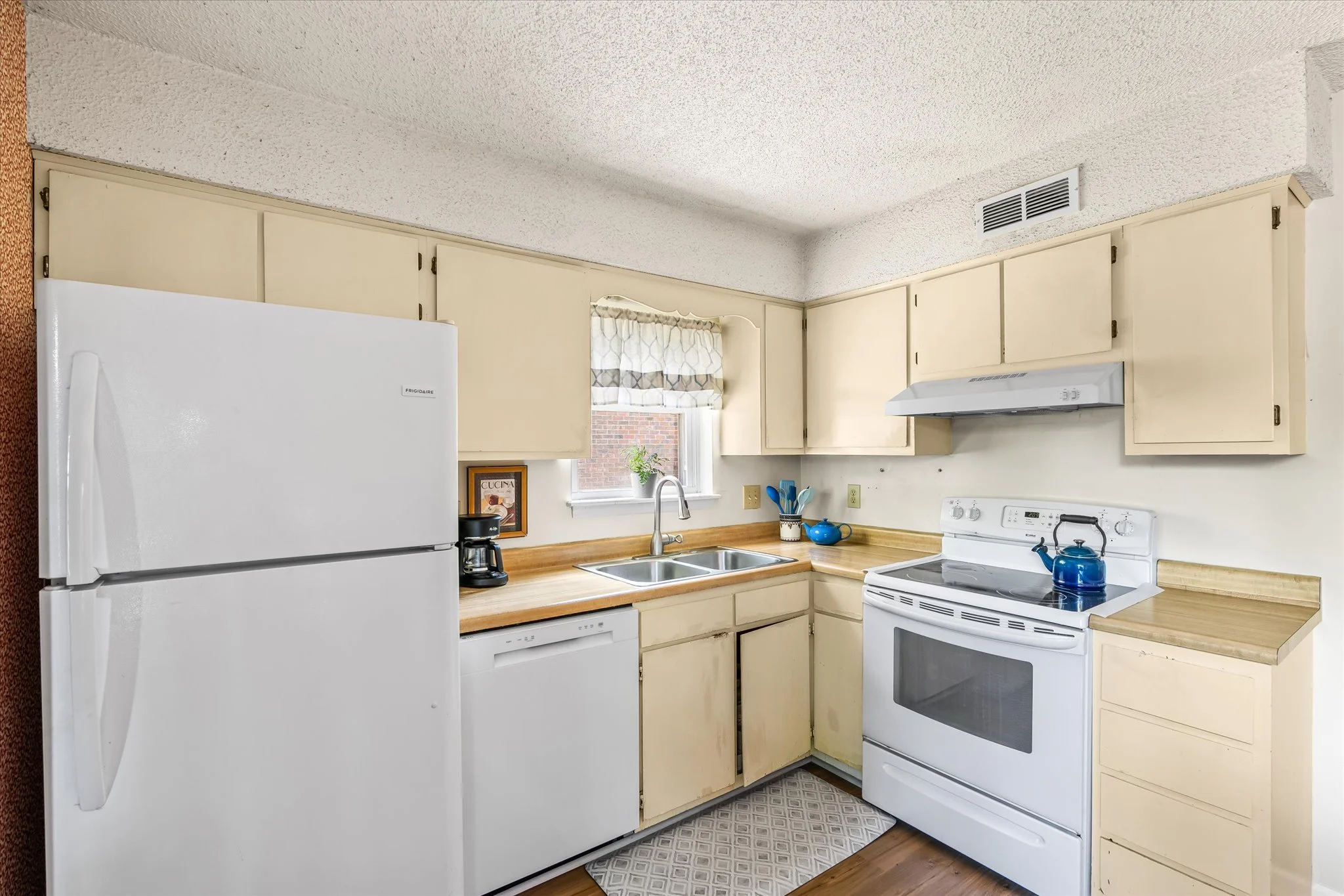 5 Kitchen.jpg