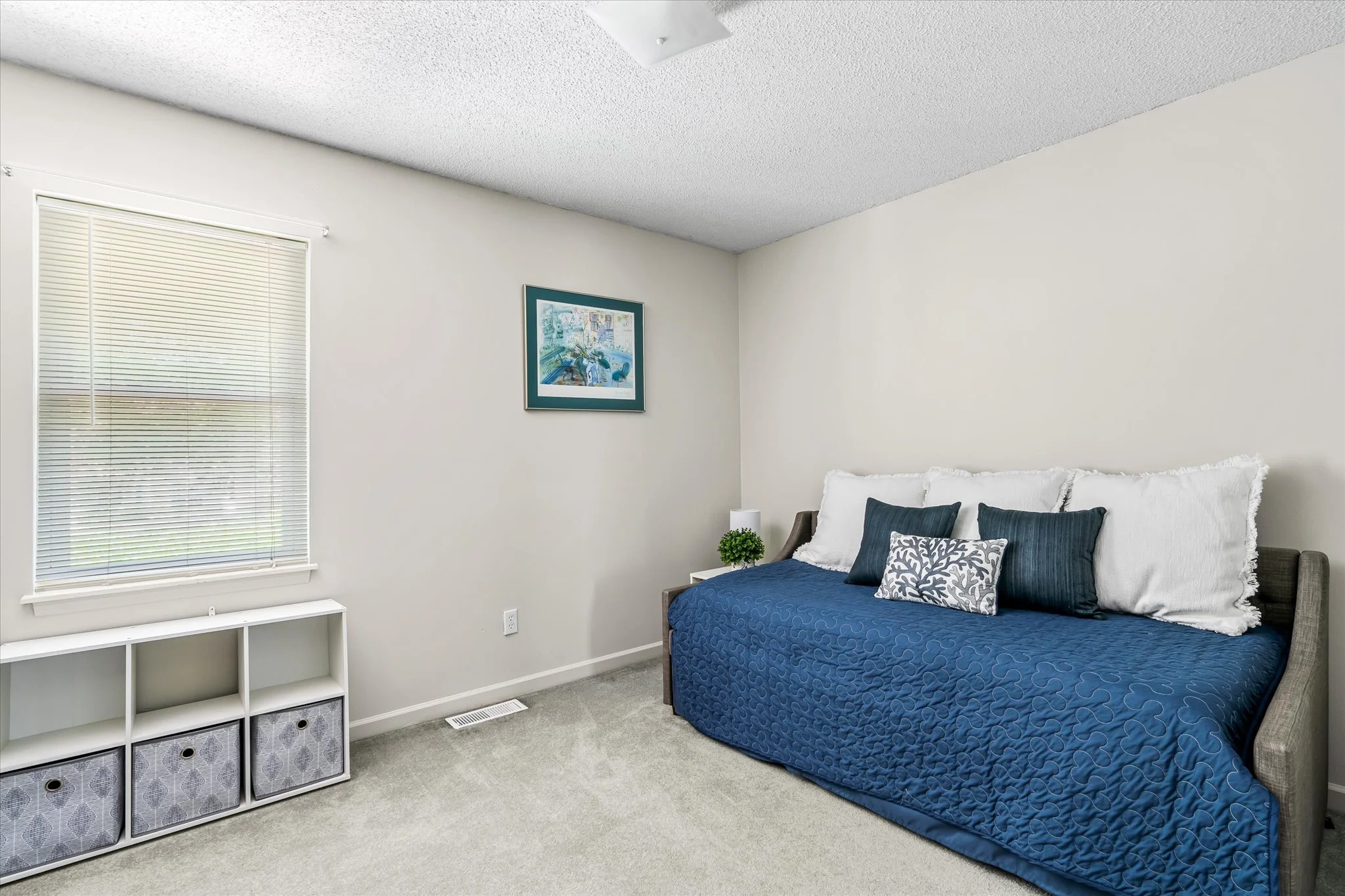 15 Bedroom.jpg
