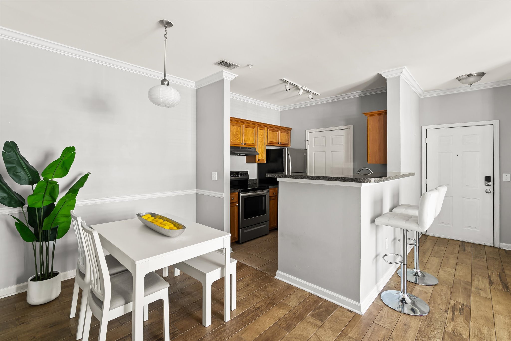 5 Dining to Kitchen.jpg