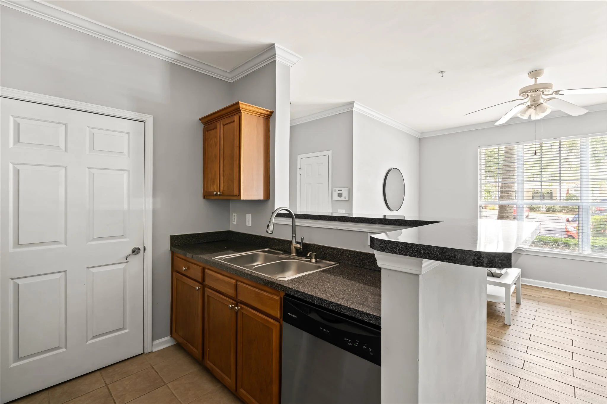 6 Kitchen.jpg