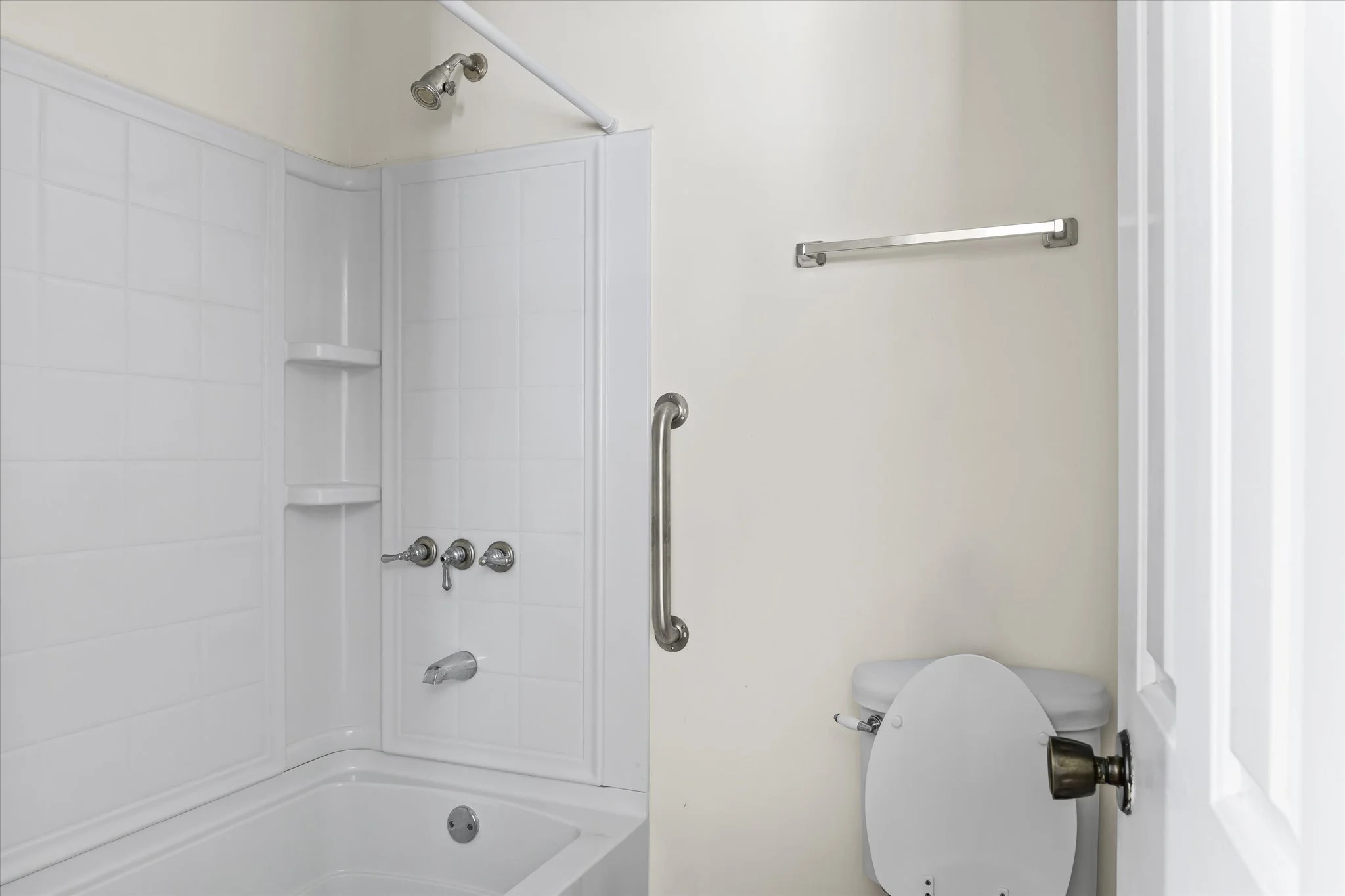 12-GuestBathroom Shower.jpg