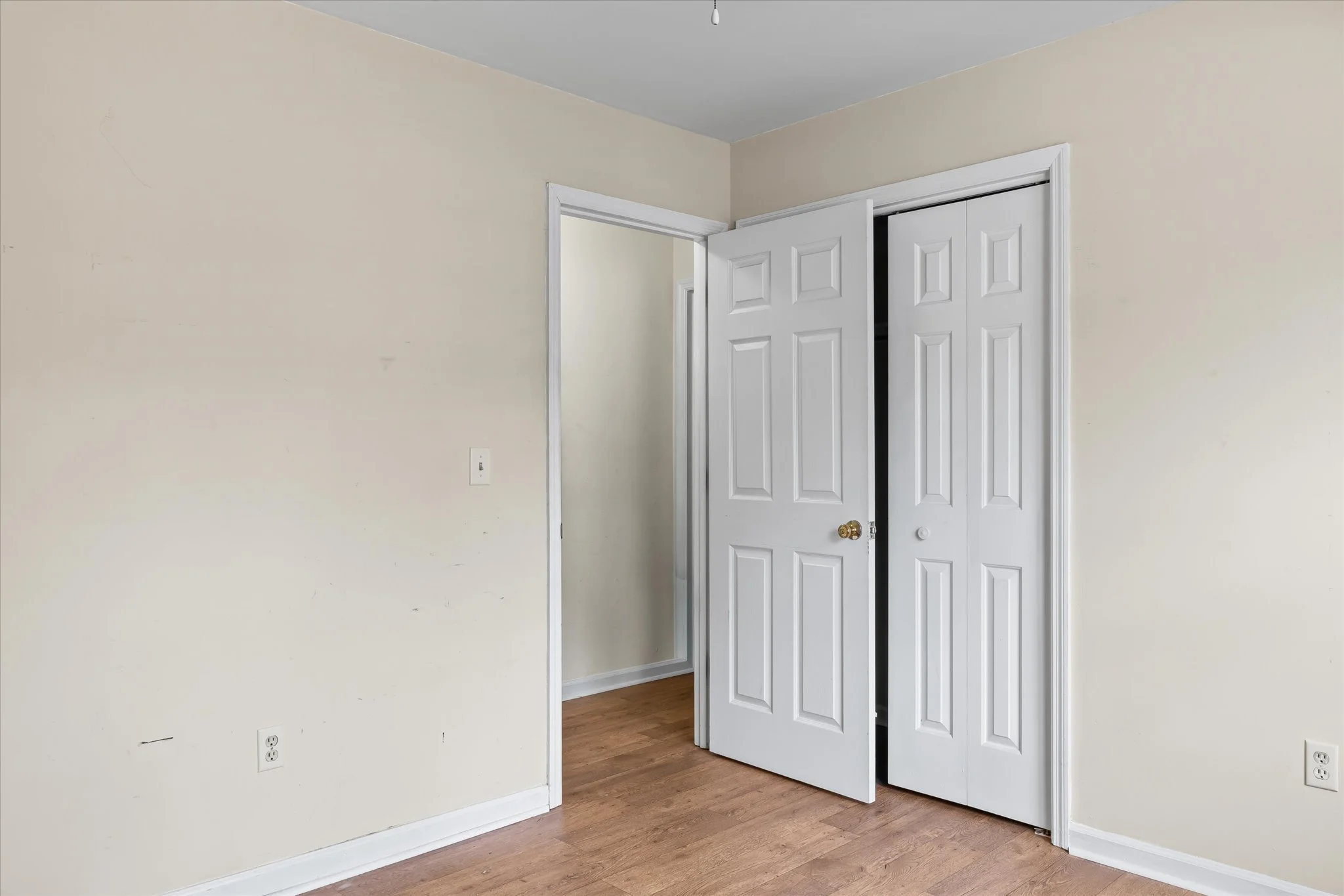 14-SmallBedroom & closet.jpg