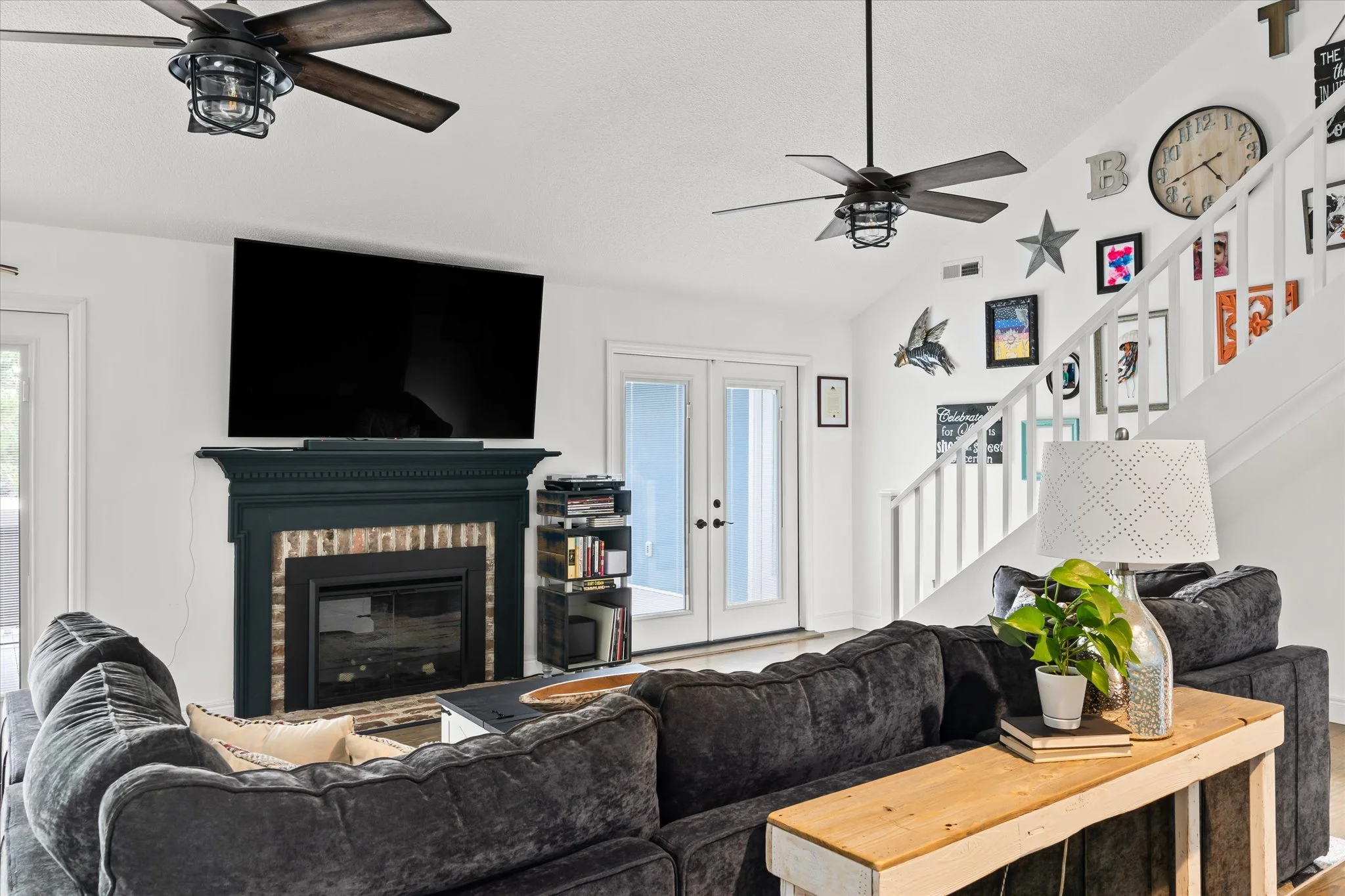 14-Living Room.jpg