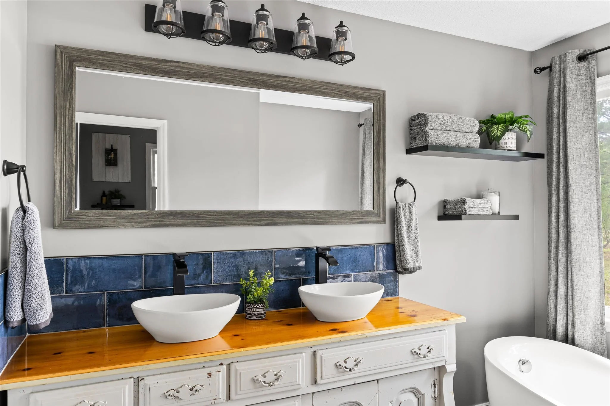 23-Master Bath.jpg